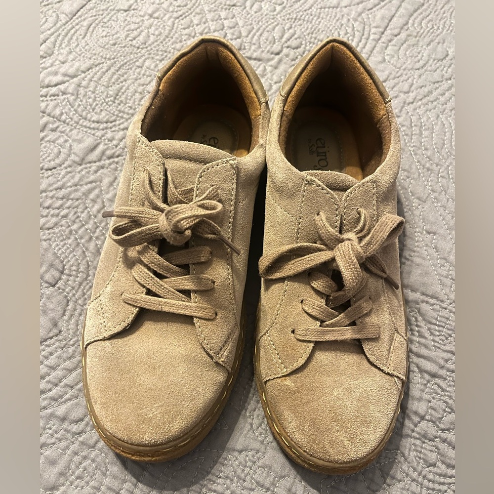 Women’s Euro Soft by Sofft Size 7. Tan suede